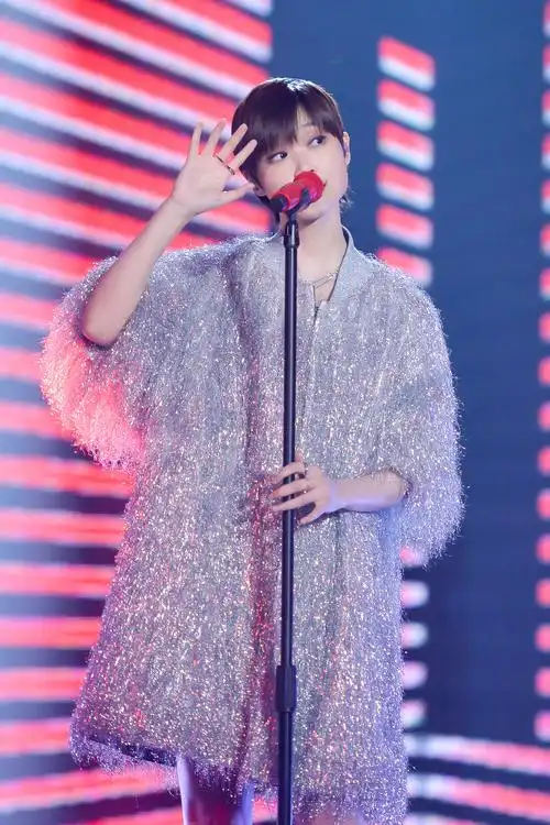 李宇春穿流苏外套秀长腿笑容超甜