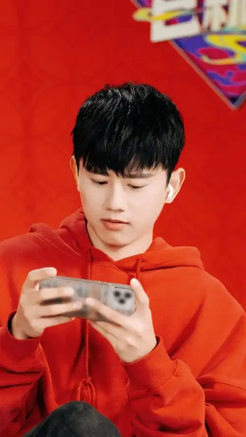 张杰大神已就位直播#大神请就位中好呆萌啊,这姿势是非常淡定了吧,橘