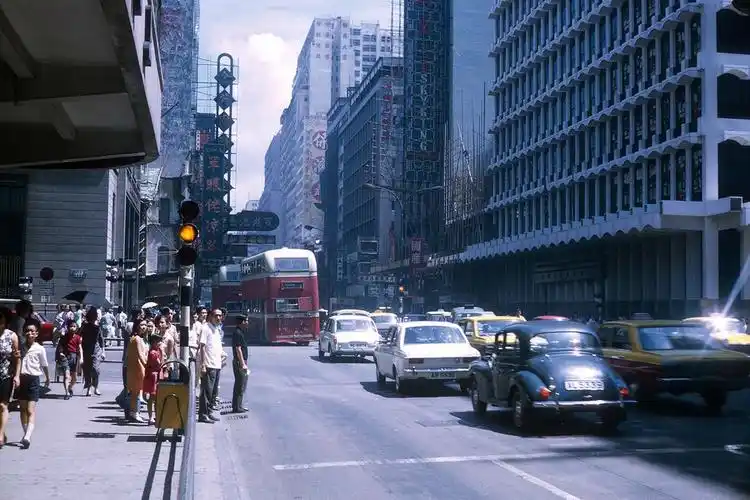 1970年的香港,罕见街拍老照片,市中心到处都是小轿车__财经头条