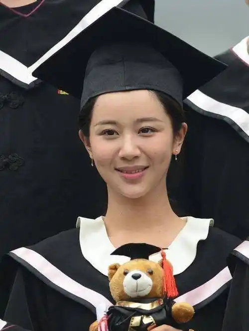 章泽天的清华大学学士服毕业照,斯文的小尖领白衬衫衬托出她的天鹅颈