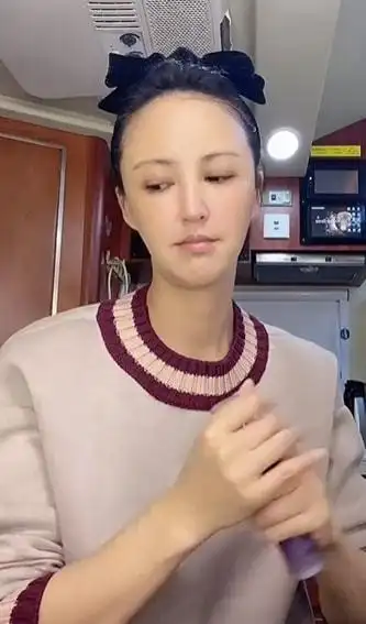 非常大方直接用素颜面对镜头,有一说一,张歆艺素颜皮肤状态真的太好了