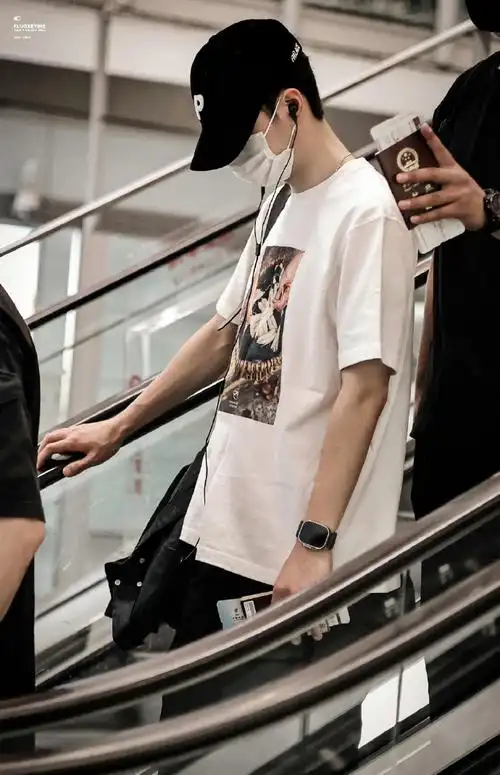 王一博出发日本##王一博现身北京机场