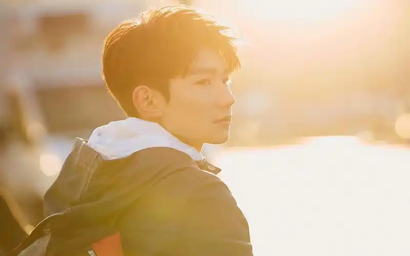 王源冬日户外帅气写真图片桌面壁纸