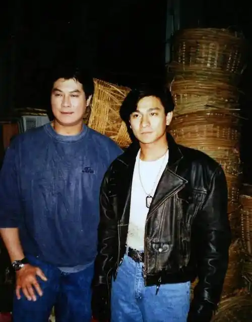 后来王家卫为了感激邓光荣,亲自编剧,由张同祖执导了《再战江湖》