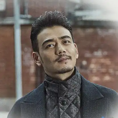 2004年,出演个人首部电视剧《爱在左,情在右》,从而正式进入演艺圈.