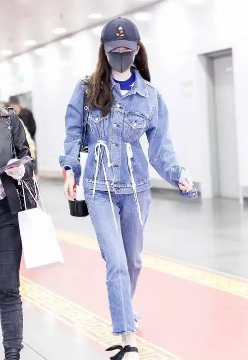 原创霍思燕这次的造型翻车了穿一身奶奶装现身机场看着老了十岁