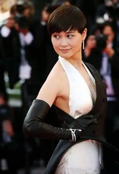 李宇春这么好的身材,之前一直走中性路线,有些低调了_灰色_身形_紧身