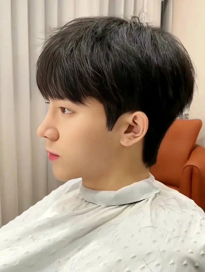小哥哥留长的可以尝试一下这款微分碎盖,这款发型干净清爽,显得自然