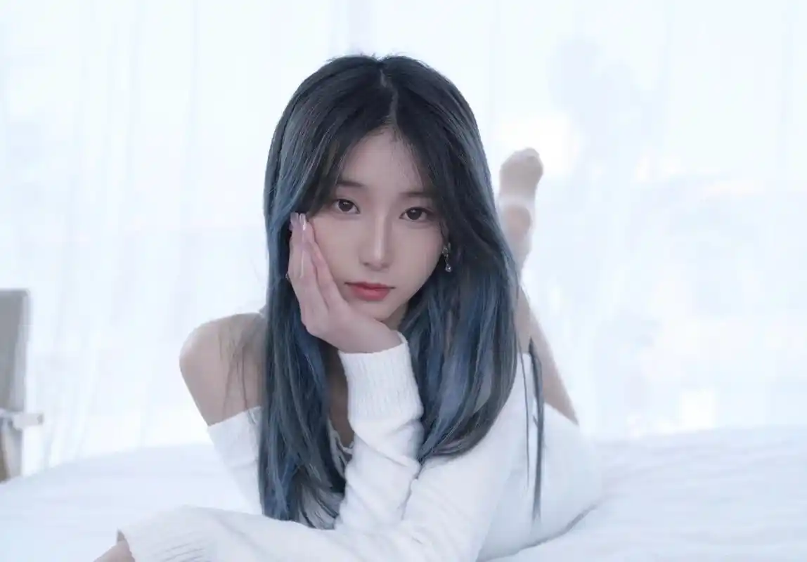 天秤 #蓝发少女 #分享照片 #女大学生 抖音推荐的甜妹b - 抖音