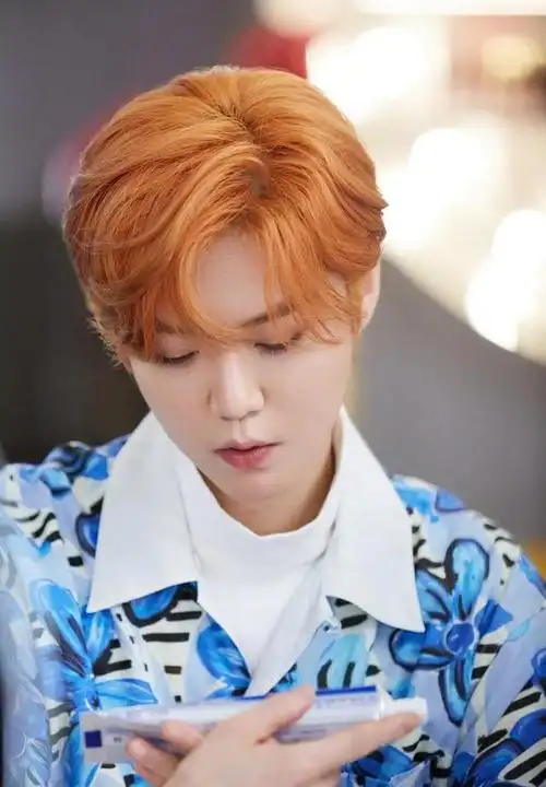 鹿晗放弃身材管理直播间变身干饭人金黄头发演绎花花公子