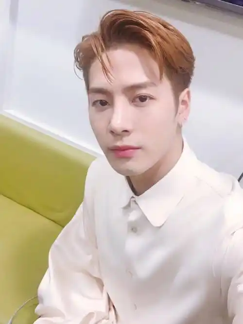 王嘉尔素颜怼脸生图曝光!