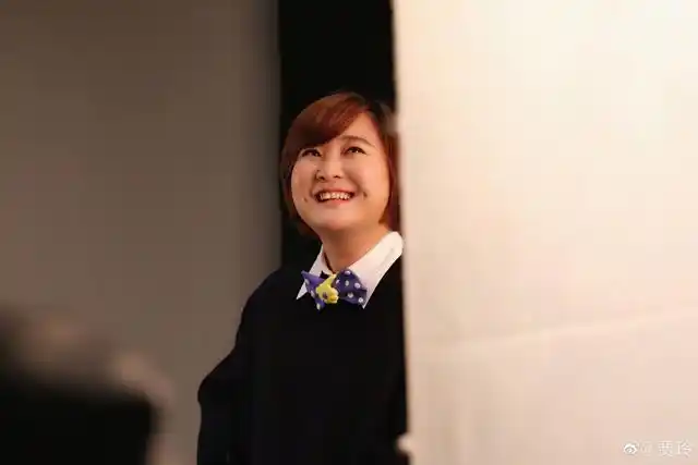 贾玲笑起来浅浅的梨涡