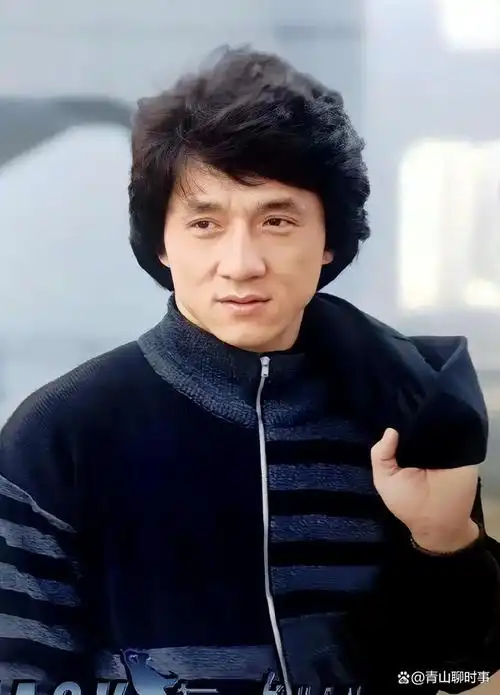 图文万粉激励计划#70岁的成龙最新照片曝光,头发已斑白,胡须也变白.