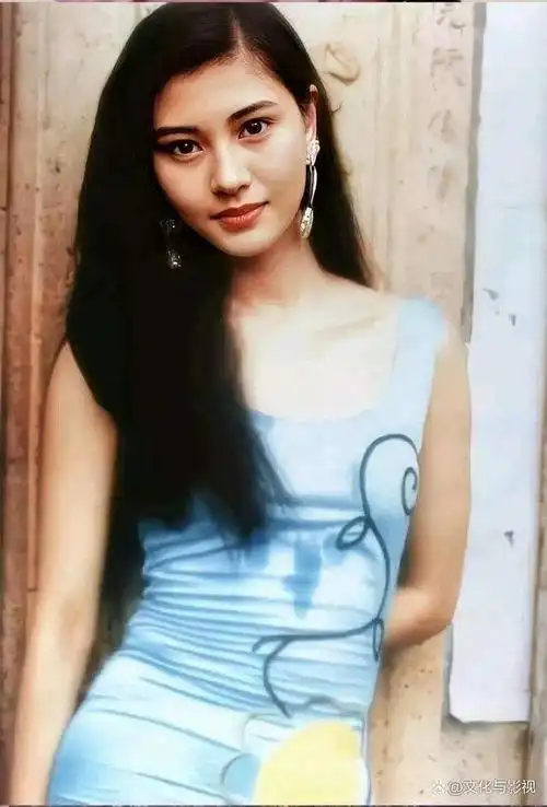 李嘉欣,当年的香港小姐与国际华裔小姐选秀的双冠王,今天我们就领略一