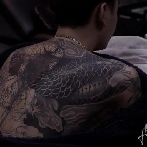 遮盖老纹身满背龙