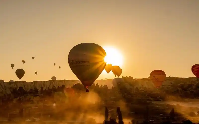 土耳其卡帕多奇亚浪漫热气球风光