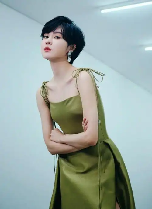 郁可唯身材被低估当她穿上牛油果绿吊带裙气质真高级