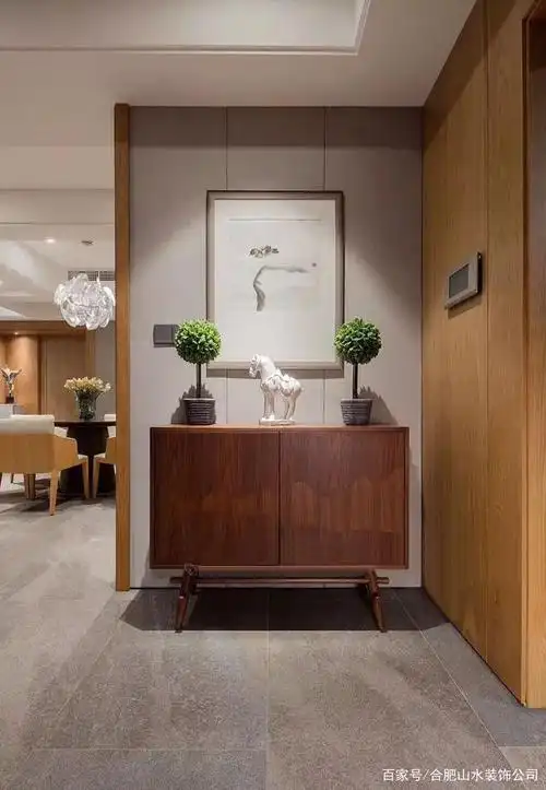 玄关一般都没有独立的窗户能满足自然采光的需求,而为了从视觉上扩容