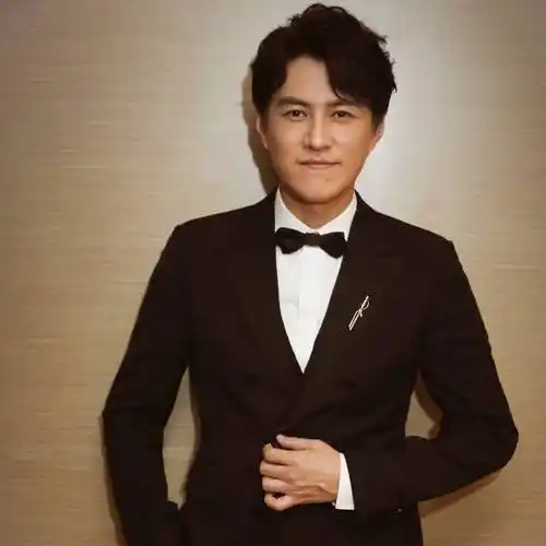 靳东:双重身份的演绎者,国家一级演员的荣耀与担当