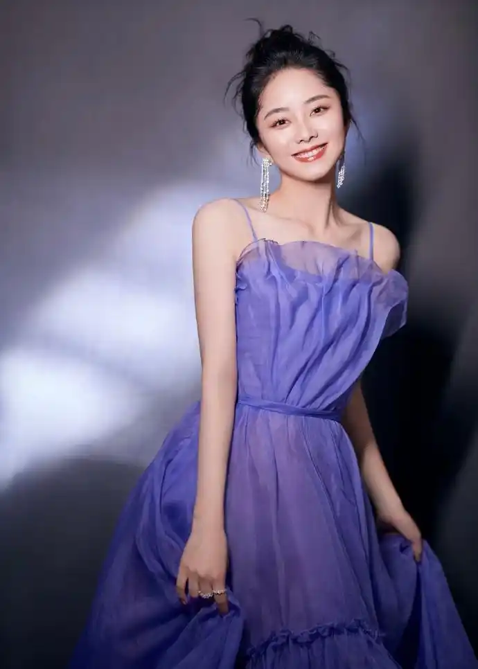 谭松韵薰衣草抹胸礼裙