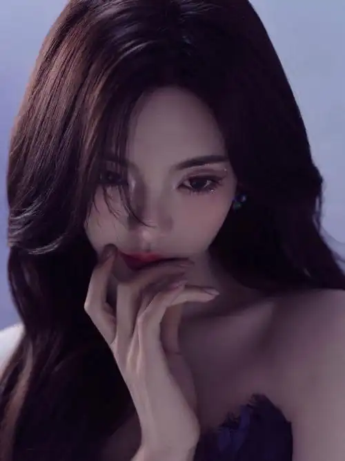 杨超越紫色闪钻眼妆