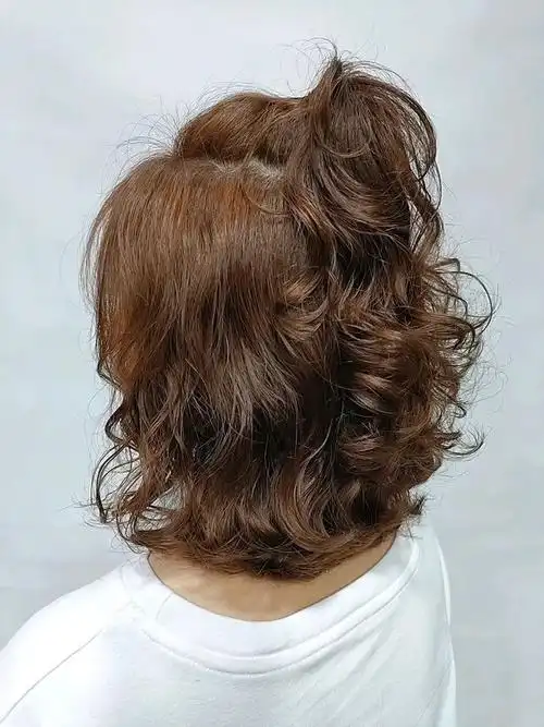 波波头可以说是一种有质感又瘦脸的发型,烫后整个发型呈现出蓬松的