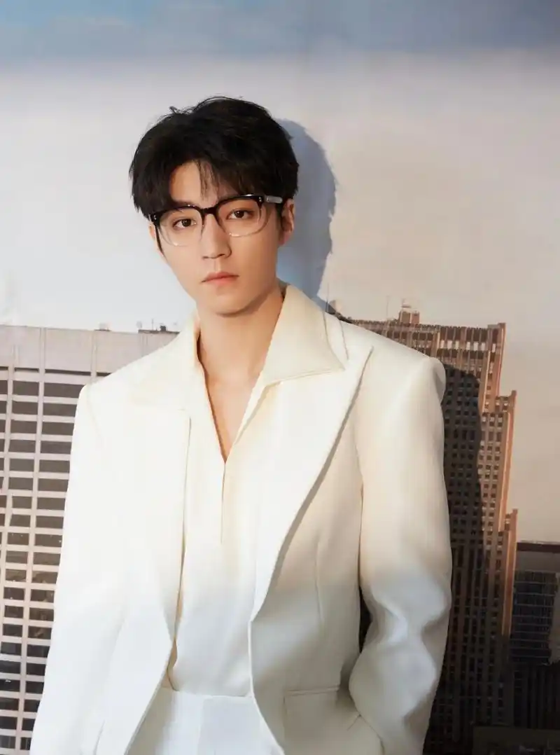 王俊凯今天的活动照片出了,状态看着挺在线的吧