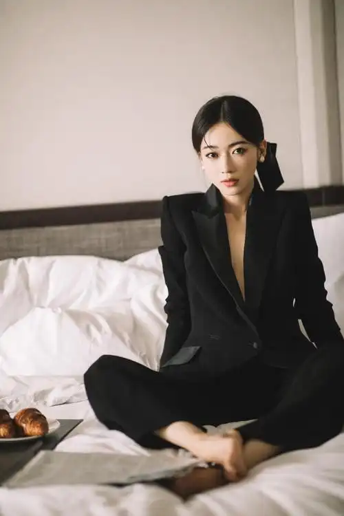 欢娱影视演员@吴谨言 今日出席嘉人女性影响力之夜