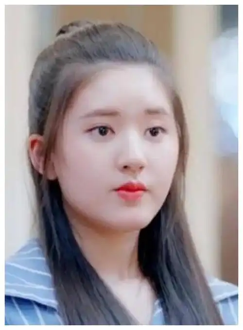 甜美公主赵露思胖成了街边大妈