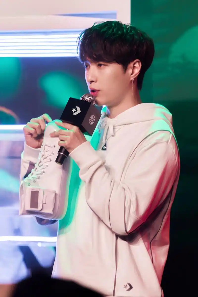 张艺兴|converse|chuck_新浪新闻