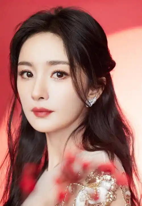 杨幂金色刺绣纱裙将喜气渲染得淋漓尽致