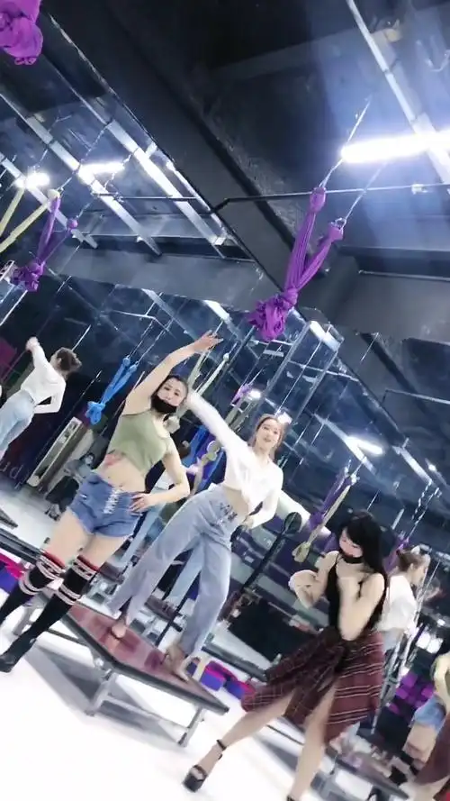 舞蹈#完美的身材,勾人的舞蹈,撩得众人心花怒放