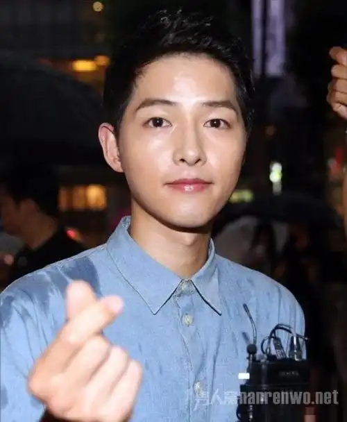 宋仲基公布婚讯后首次露面 避谈宋慧乔称很紧张