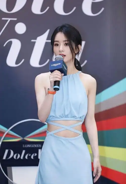 不得不说赵丽颖的裙子真省布料,腰间就用两根绳连着,小秀身材挺有女人