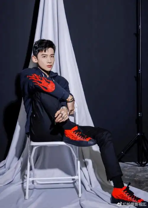 白敬亭气质太好了吧西装都能穿出新花样网友大呼心动了