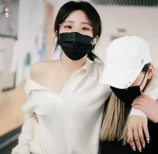 了解喻言的过往可以发现,她也早早就进入了娱乐圈,未成年时期就已经