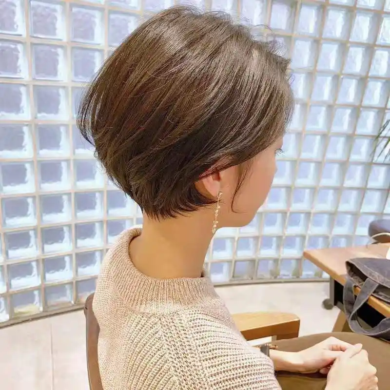 45岁短发显年轻的发型(减龄又显气质的中年女人发型图片)-七百科