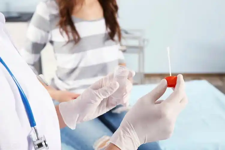 学校体检脱女生裤子(裤子脱了)