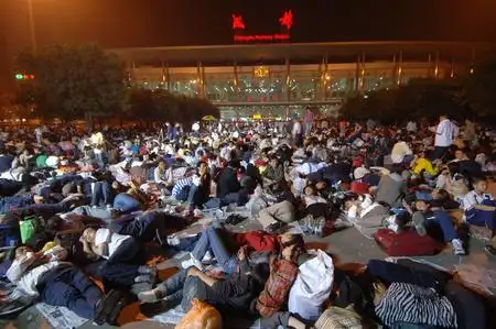 2008年5月12日,成都站紧急疏散的旅客在成都站广场等候.