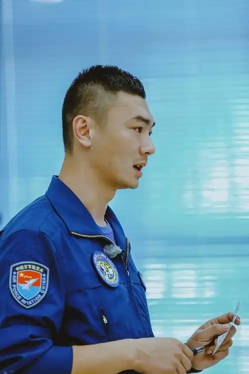 真正男子汉#飞行中队教官高中强,1987. 来自真正男子汉 - 微博