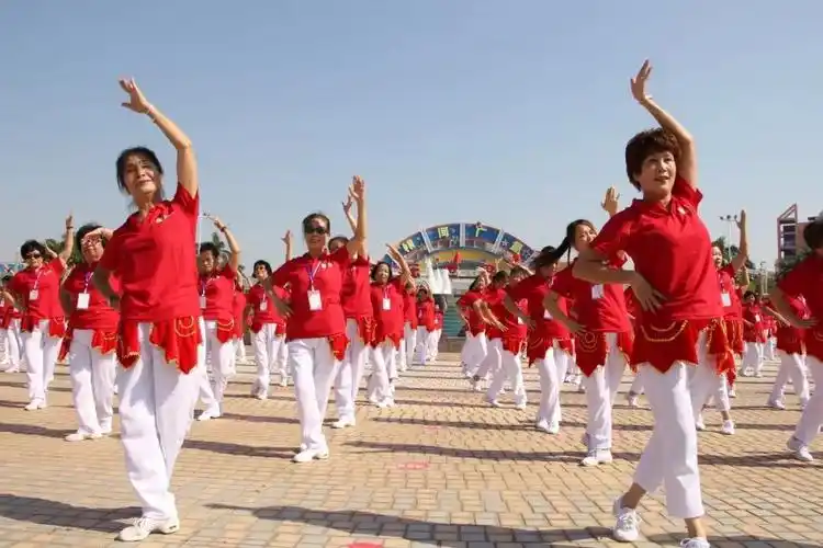 太震撼了,汕头1000名大妈一起跳广场舞!