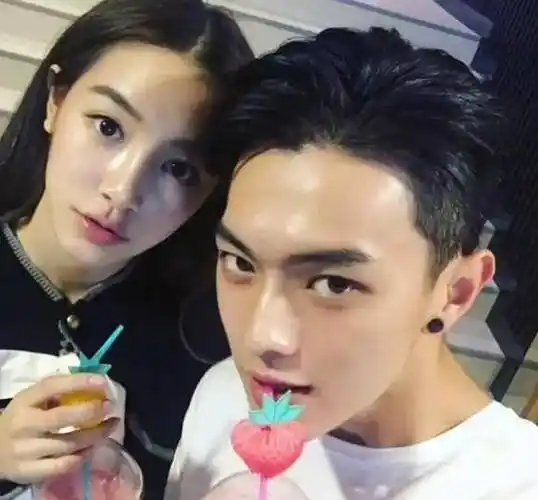 而网友顺着许凯也找到了他前女朋友的消息,说他的女朋友是一名模特