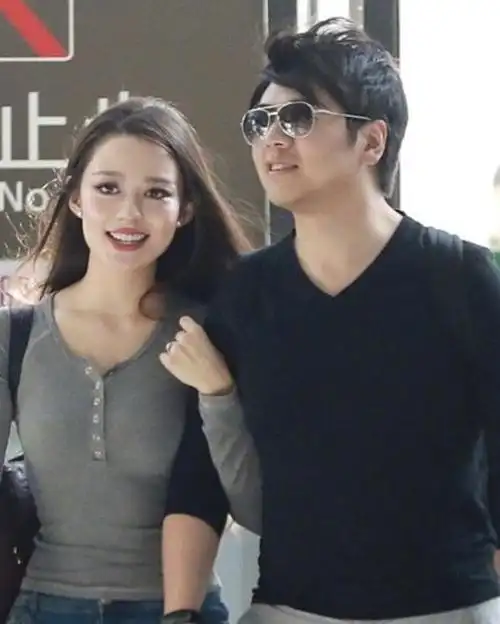 吉娜被质疑整容?18岁的采访视频力证天然,婴儿肥侧颜还撞脸郎朗