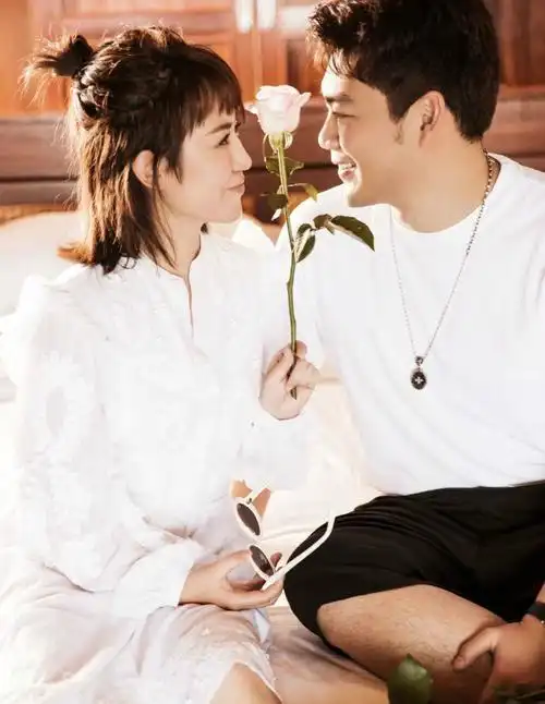 37岁马丽孕肚写真,轻抚肚子母爱满满,与小11岁老公幸福美满