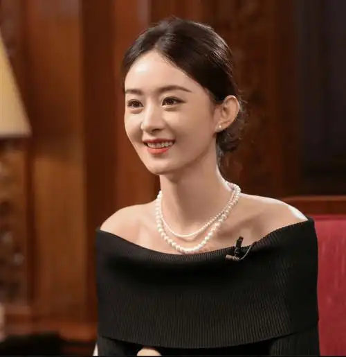 赵丽颖接受采访气质佳 戴珍珠项链温婉知性