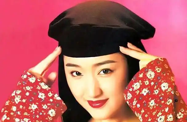 真是没想到,52岁"至今未婚"的杨钰莹,才是真正的人生赢家!