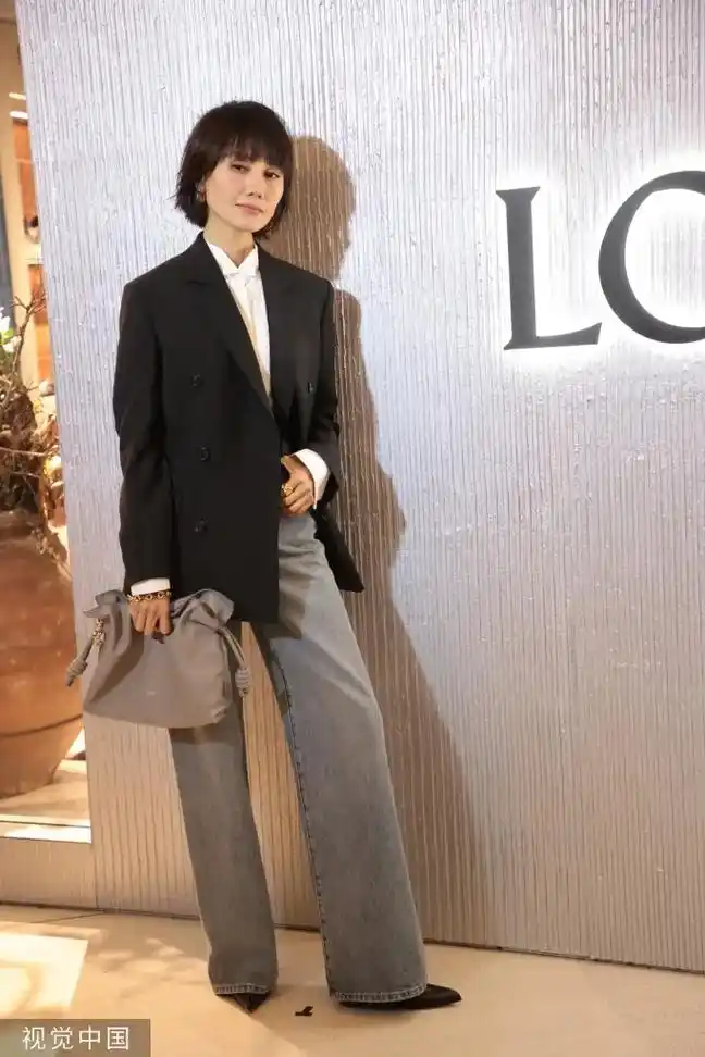 袁泉短发造型出席活动 黑色西装优雅干练 - 抖音