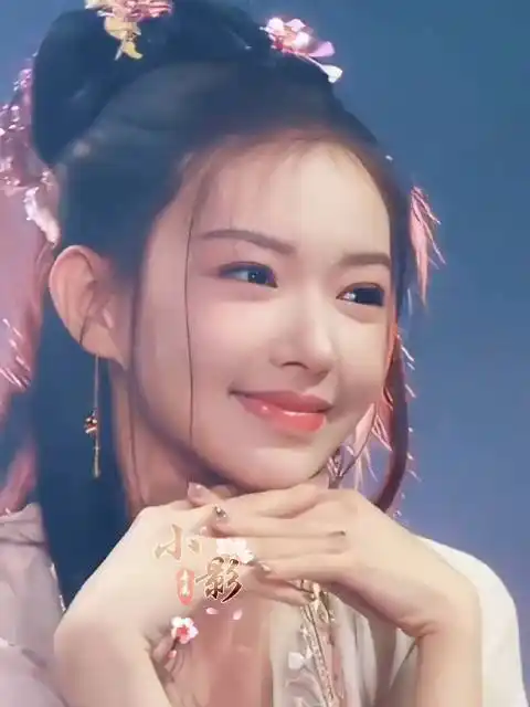 这个造型真的惊艳我好久,建议程潇把古装焊在身上