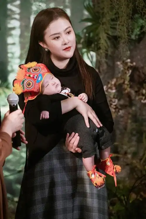 沈腾老婆王琦发十年对比照却偏偏不发现在的照片什么原因呢