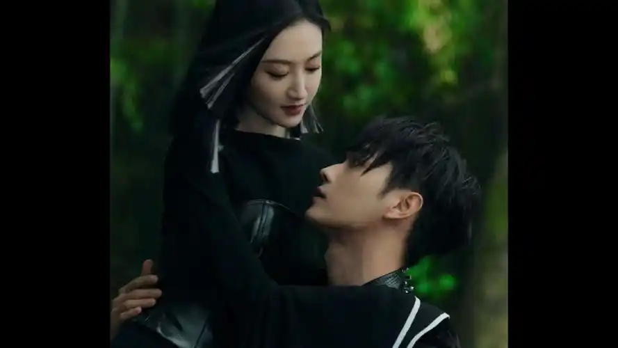 女艺人xx和许凯一起拍时尚芭莎,当时是在很偏僻的树林里拍,芭莎给准备